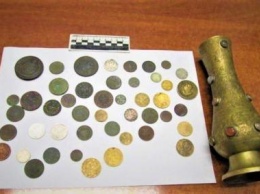 Под Харьковом нашли старинные монеты и икону (фото)