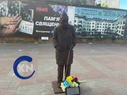 В херсонских соцсетях развернулась бурная дискуссия по поводу памятника уличному певцу на Суворова