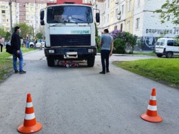 В Кривом Роге мусоровоз наехал на маленького ребенка