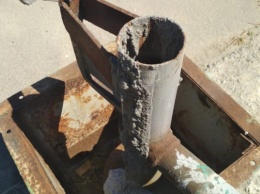 В Херсоне неизвестные залили цементом колонку с питьевой водой