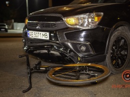 В Днепре напротив ТРЦ "Дафи" велосипедист попал под колеса Mitsubishi: видео момента