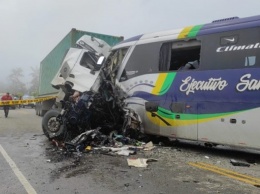 В Эквадоре автобус столкнулся с грузовиком, девять жертв