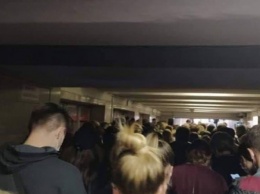 Возле станций метро в Киеве образовываются огромные очереди из-за ограничений