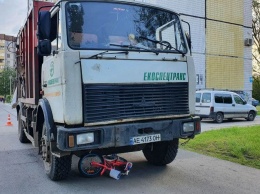 В областную больницу в Днепре доставили девочку, которую в Кривом Роге сбил мусоровоз