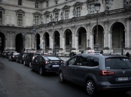 В Париже оштрафовали и лишили прав трех водителей - они брали с туристов слишком высокую плату за проезд из аэропорта в город