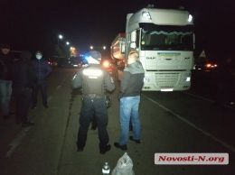 На ГВК под Николаевом оказался неполный комплект документов, водители продолжили блокаду трассы