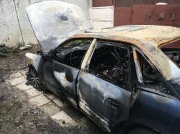 В Харькове ночью спасатели тушили горевший автомобиль "Audi-100", - ФОТО