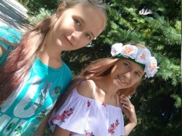 В Никополе собирают средства на слуховые аппараты для 17-летних близнецов Виктории и Вероники Грабчук