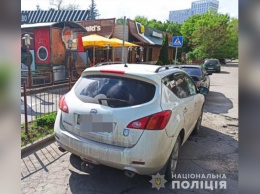 В Днепре на Гагарина двое иностранцев похитили из машины сумку с 75 000 гривен и 100 долларами