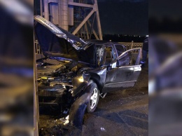 Пострадал водитель: на Амурском мосту легковушка влетела в опору (фото)