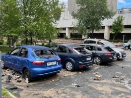 В Киеве прорвало трубу: гигантский гейзер повредил автомобили