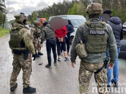 На трассе Киев-Житомир задержали банду, пытавшую людей