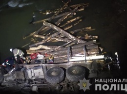 На Прикарпатье грузовик упал в реку, есть жертвы
