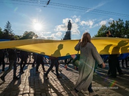 Парад вышиванок. Сотни харьковчан развернули в центре огромный флаг Украины