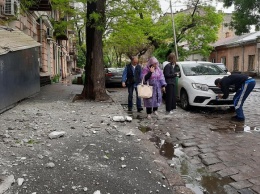 Улица в камнях: в центре Одессы со старинного дома обвалился карниз