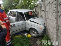 В Харькове легковое авто влетело в забор: пострадала 70-летняя пассажирка, - ФОТО