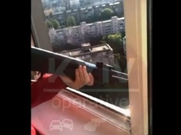 В Киеве неизвестный стрелял с балкона по воинской части