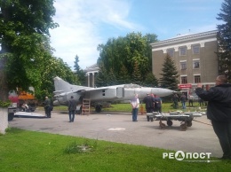 Перед входом в харьковский вуз установили самолет (фото)
