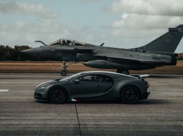 Гиперкар Bugatti сразился в гонке с истребителем (видео)