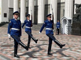Почетный караул возле Верховной Рады возобновил несение службы (ФОТО)