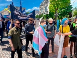 ЛГБТ и радикалы: как в Киеве прошли две параллельные акции