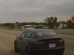 В США полицейские преследовали Tesla со спящим водителем