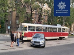 В центре Мариуполя трамвай столкнулся с автомобилем, - ФОТО