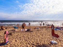 Почти как летом: на пляжах Одессы заметили наплыв отдыхающих