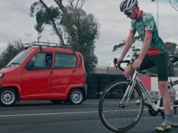 Странный драг-рейсинг: очень дешевая машина против велосипеда