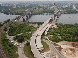 Работают круглосуточно: когда планируют завершить строительство запорожских мостов