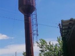 Водонапорная башня в Белозерке работает еще и фонтаном
