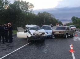 На трассе Северодонецк - Новоайдар столкнулись три автомобиля, есть пострадавшие
