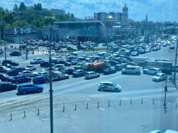 На Клочковской не работает светофор, собралась огромная пробка (видео)