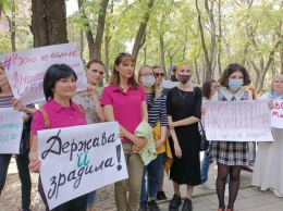«Наказывайте насильников, а не их жертв»: в Днепре прошел митинг в поддержку Марины Полях