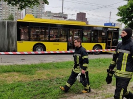 В Киеве на Троещине парень бросил "коктейль Молотова" в салон троллейбуса (фото, видео)