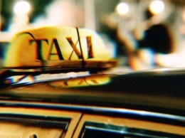 В лобовое стекло и салон: в Полтаве пьяный пассажир стрелял в такси