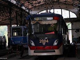"Николаевэлектротранс" третий год ремонтирует один трамвай: купили двери за 1,4 млн., которые не подходят