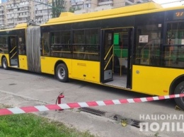 В Киеве мужчина бросил в троллейбус «коктейль Молотова», пострадала пассажирка