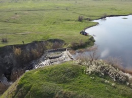 Удивительное место: как выглядит малоизвестный водопад в Михайловке с высоты (видео)