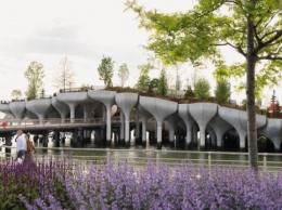 В Нью-Йорке открыли остров-парк на бетонных колоннах