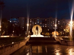 Для вечерних прогулок: в сквере Заньковецкой установили новое освещение