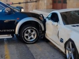 Полицейский на пикапе протаранил Mercedes своего начальника (видео)