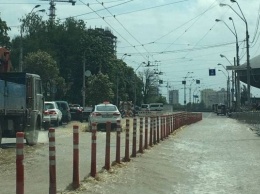 В Киеве возле Ocean Plaza прорвало трубу, дорогу затопило