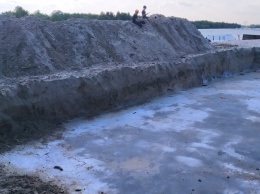 Экологи бьют тревогу: на пляже "Молодежный" зачем-то вырыли котлован и залили бетон