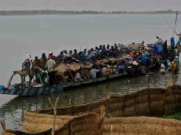 В Нигерии при опрокидывании лодки пропали без вести 100 человек