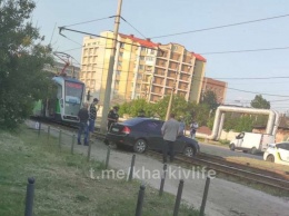 В Харькове пьяный водитель застрял на трамвайных рельсах, движение оказалось заблокированным