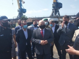 Немчинов в Мариуполе обсудил проблемы Азовского судоремонтного завода