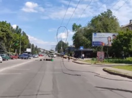 В Кривом Роге поперек автодороги рухнула ЖБ электроопора, образовался затор транспорта