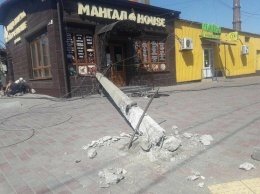 В Мариуполе из-за ДТП столб упал на кафе, - ФОТОФАКТ