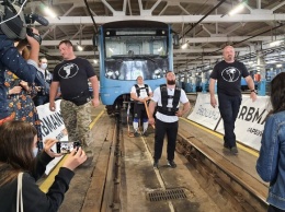 Силушка богатырская: в киевском метро установили рекорд в перетягиванию поезда